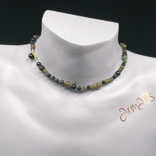 Edelstein Collier Vetiver, handgeknüpft, gehäkelter Verschluss